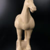 Grand cheval style Tang blanc cassé en terre cuite traditionnelle chinoise (face)