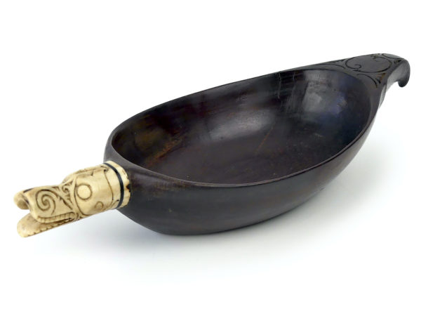 Coupe de cérémonie Batak en bois et os Singa Sumatra (3/4)