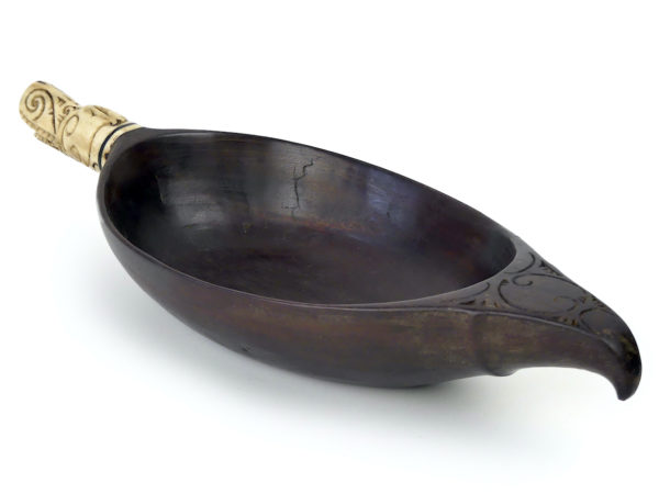 Coupe de cérémonie Batak en bois et os Singa Sumatra (3/4 dos)