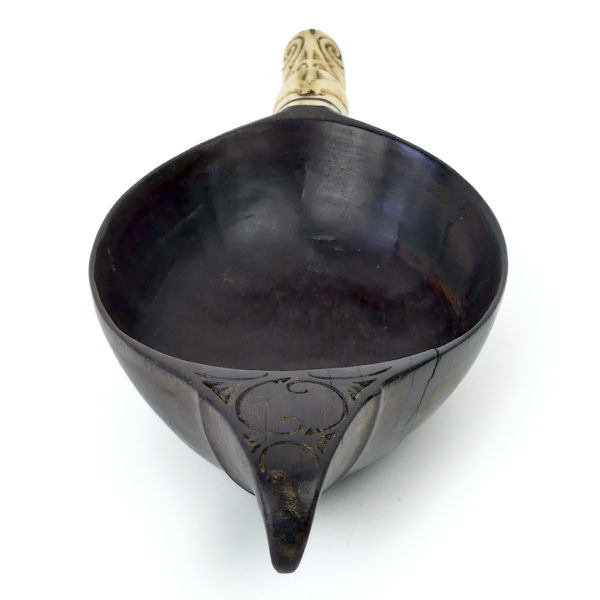 Coupe de cérémonie Batak en bois et os Singa Sumatra (dos)