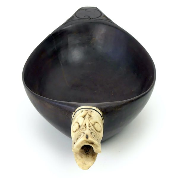 Coupe de cérémonie Batak en bois et os Singa Sumatra (face)