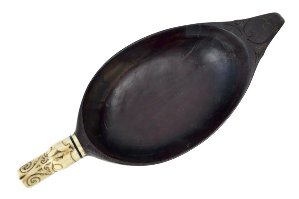 Coupe de cérémonie Batak en bois et os Singa Sumatra (dessus)