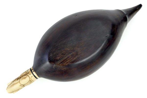 Coupe de cérémonie Batak en bois et os Singa Sumatra (dessous)