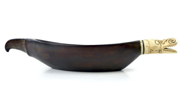 Coupe de cérémonie Batak en bois et os Singa Sumatra (profil)