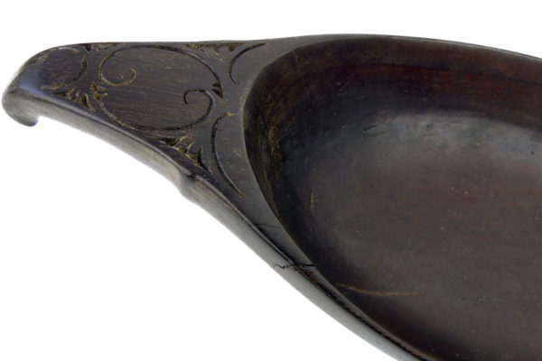 Coupe de cérémonie Batak en bois et os Singa Sumatra (détail)