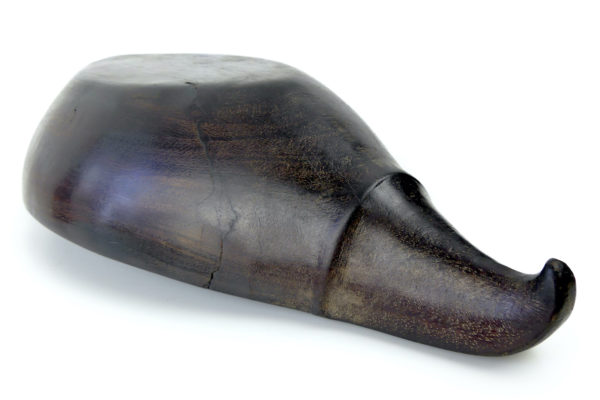 Coupe de cérémonie Batak en bois et os Singa Sumatra (dessous 3/4)