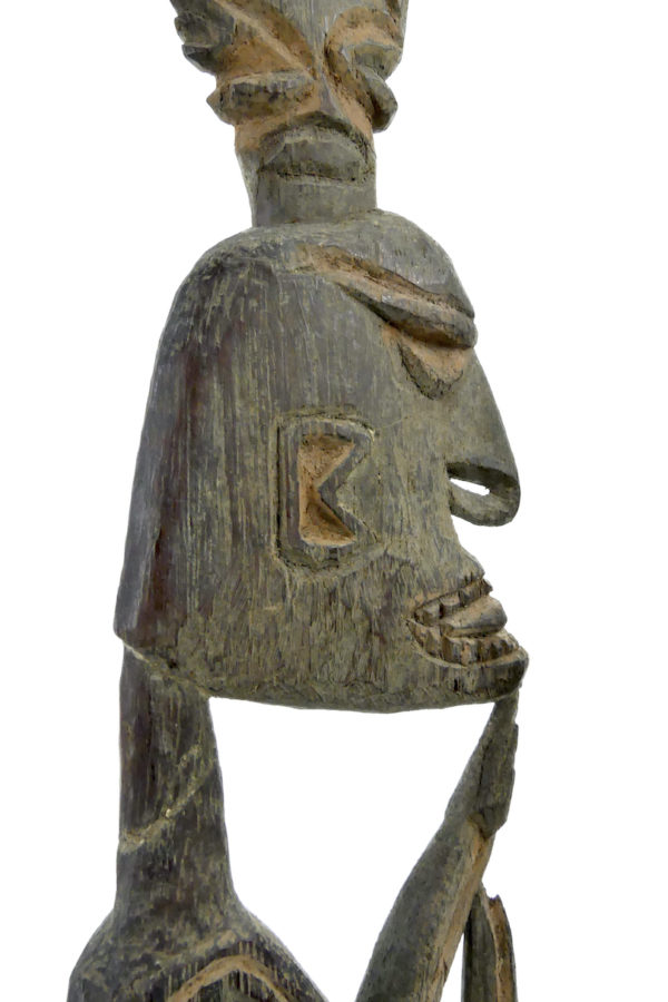 Fine sculpture Asmat Irian Jaya ancienne en bois léger sur socle (détail)