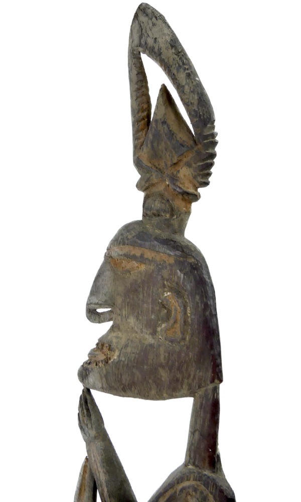Fine sculpture Asmat Irian Jaya ancienne en bois léger sur socle (détail)