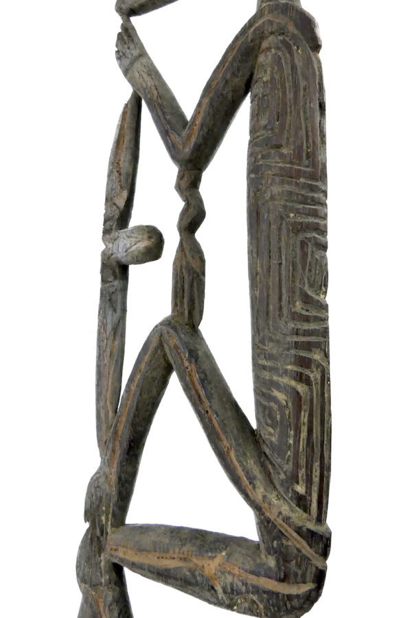 Fine sculpture Asmat Irian Jaya ancienne en bois léger sur socle (détail)
