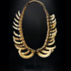Grand collier Kukukuku à dents de cochon sauvage sur socle 1950 (dos)