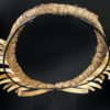 Grand collier Kukukuku à dents de cochon sauvage sur socle 1950 (dessus)