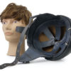 Casque bol de moto vintage français en cuir et liège sur tête à coiffer (détail)