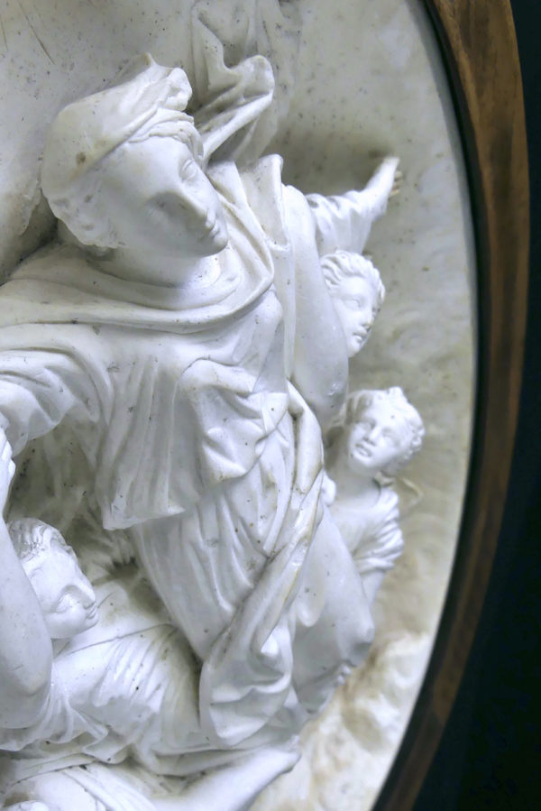 Bas-relief religieux assomption à encadrement ovale en bois fin XIXe (détail)