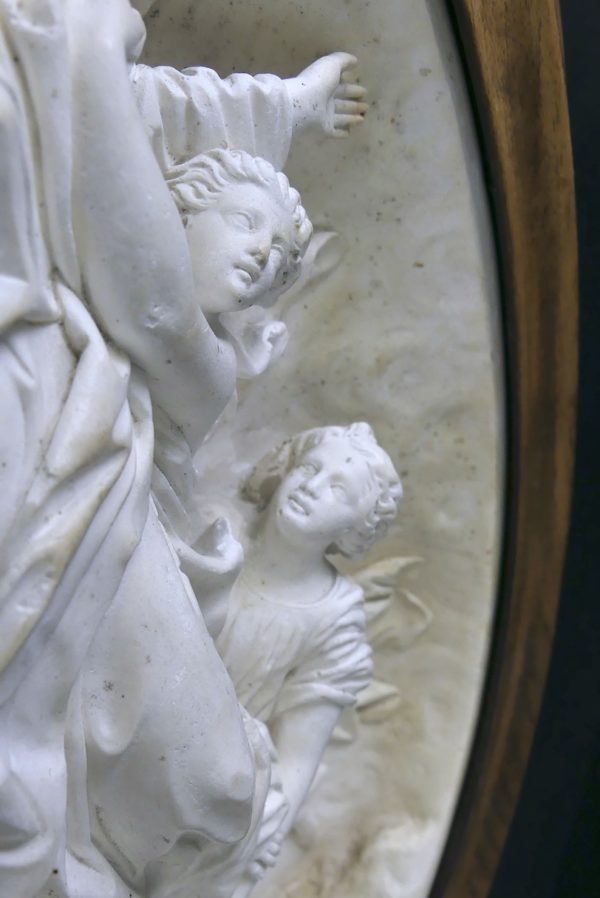 Bas-relief religieux assomption à encadrement ovale en bois fin XIXe (détail)