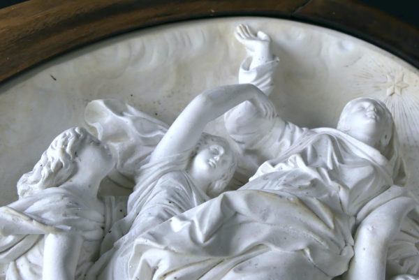 Bas-relief religieux assomption à encadrement ovale en bois fin XIXe (détail)