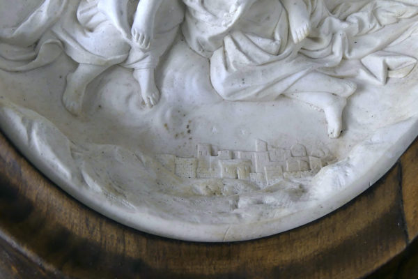 Bas-relief religieux assomption à encadrement ovale en bois fin XIXe (détail)