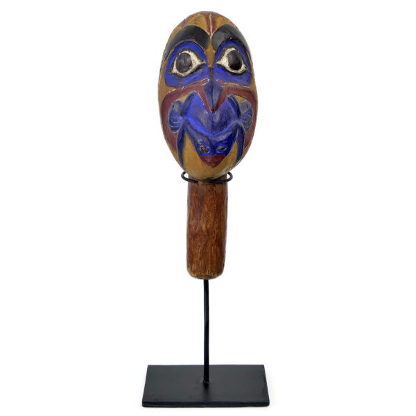 Hochet de chaman Haïda en bois polychrome sur socle (face)