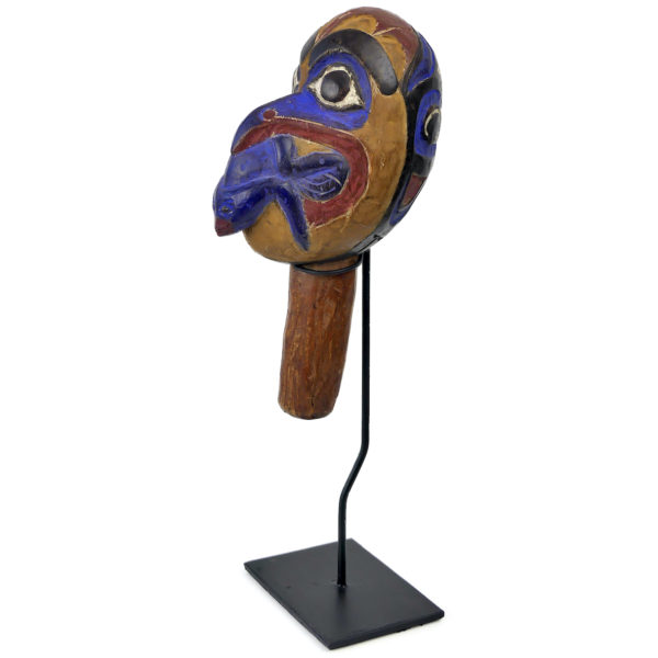 Hochet de chaman Haïda en bois polychrome sur socle (3/4)