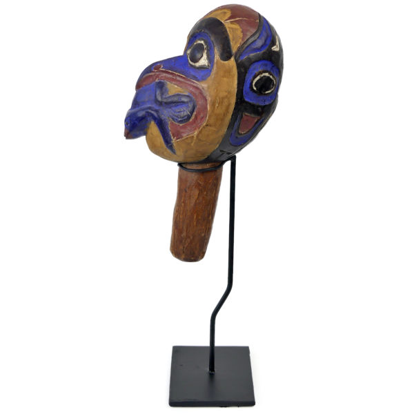 Hochet de chaman Haïda en bois polychrome sur socle (profil)