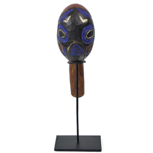 Hochet de chaman Haïda en bois polychrome sur socle (dos)