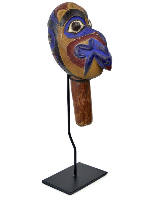 Hochet de chaman Haïda en bois polychrome sur socle (3/4)