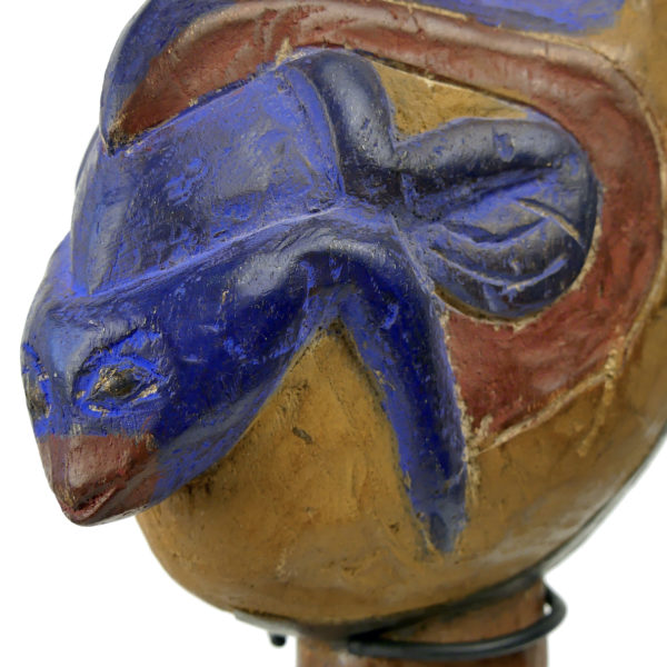 Hochet de chaman Haïda en bois polychrome sur socle (détail)