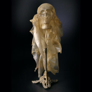 Fantôme en parchemin moulé sur crâne signé Michel Haillard (face)