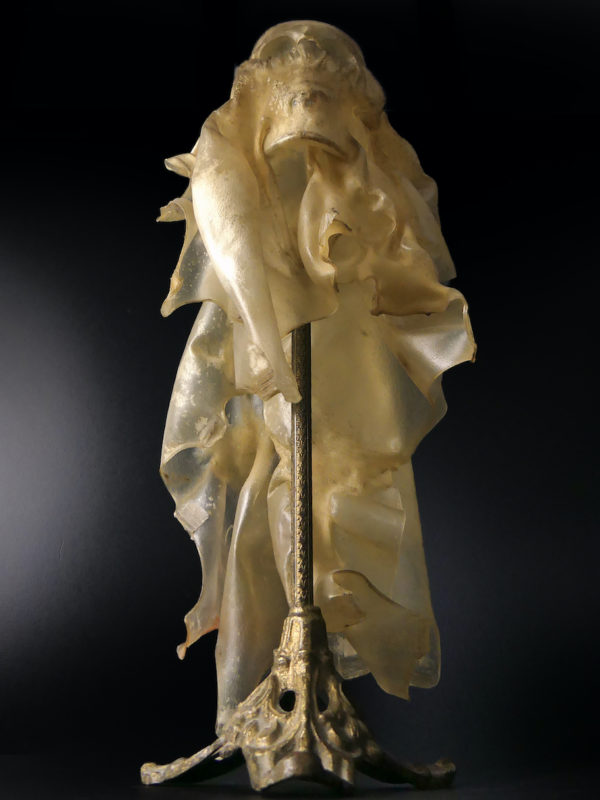 Fantôme en parchemin moulé sur crâne signé Michel Haillard (dessous face)