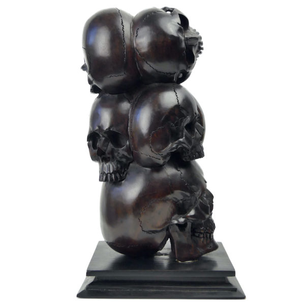 Colonne de 7 crânes en bois sombre sculpté à la main Memento mori (profil)