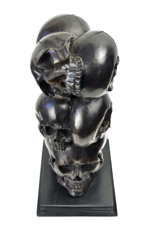 Colonne de 7 crânes en bois sombre sculpté à la main Memento mori (dessus)