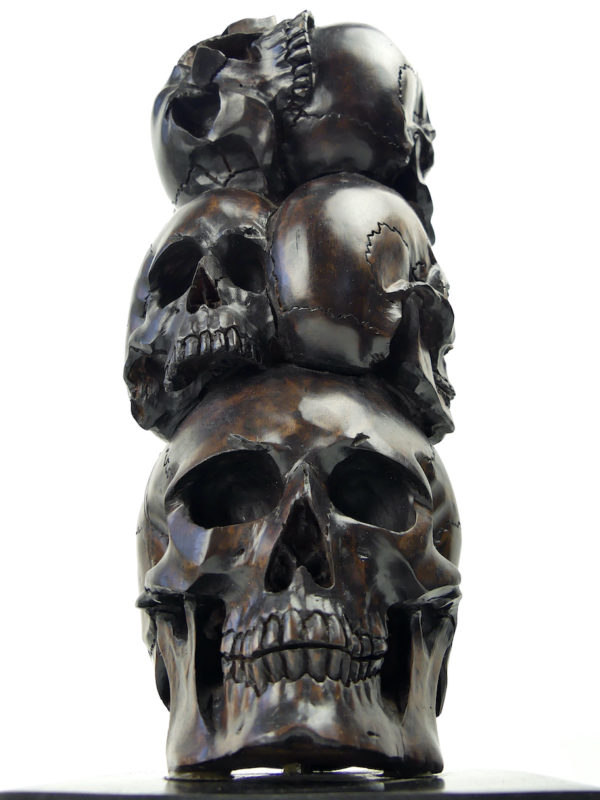 Colonne de 7 crânes en bois sombre sculpté à la main Memento mori (face)