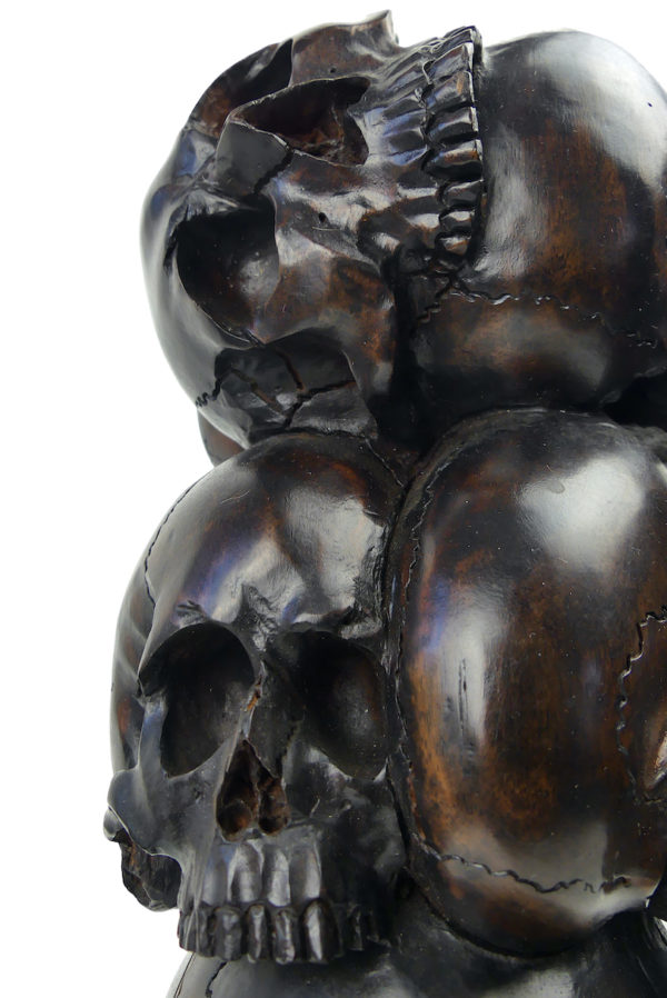 Colonne de 7 crânes en bois sombre sculpté à la main Memento mori (détail)