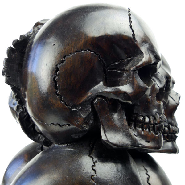 Colonne de 7 crânes en bois sombre sculpté à la main Memento mori (détail)