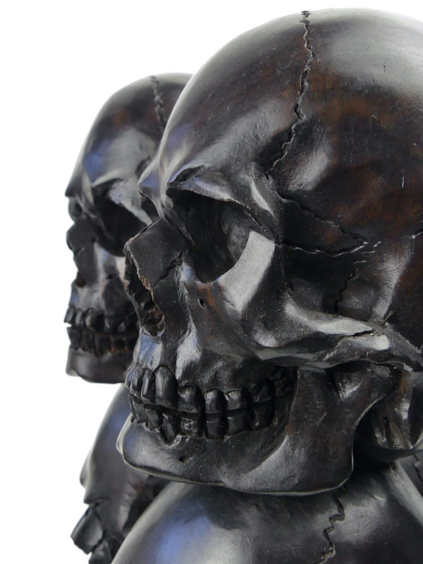 Colonne de 7 crânes en bois sombre sculpté à la main Memento mori (détail)