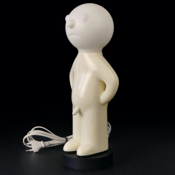 Lampe Mr. P blanche présentée sur socle rond (3/4)