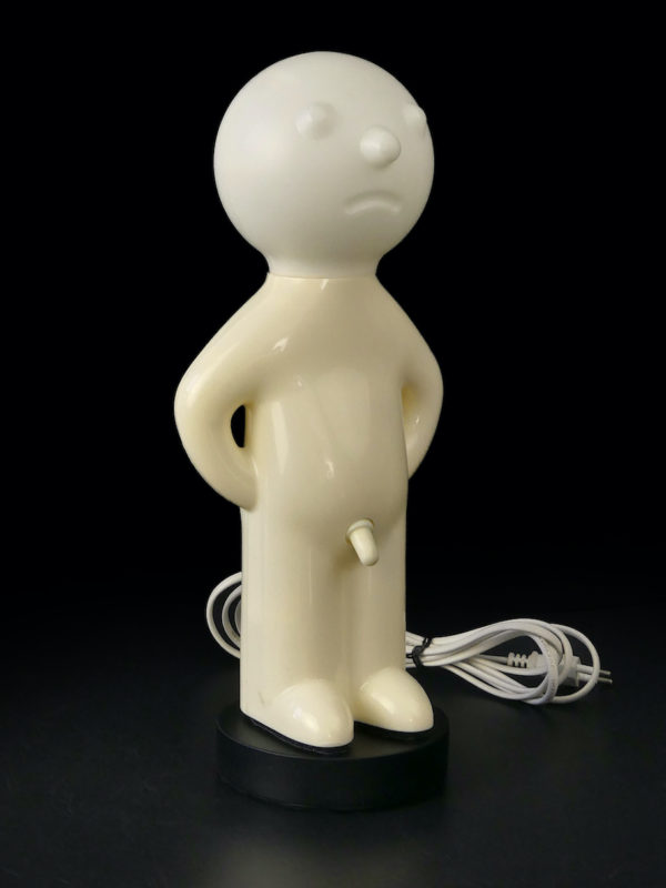 Lampe Mr. P blanche présentée sur socle rond (3/4)