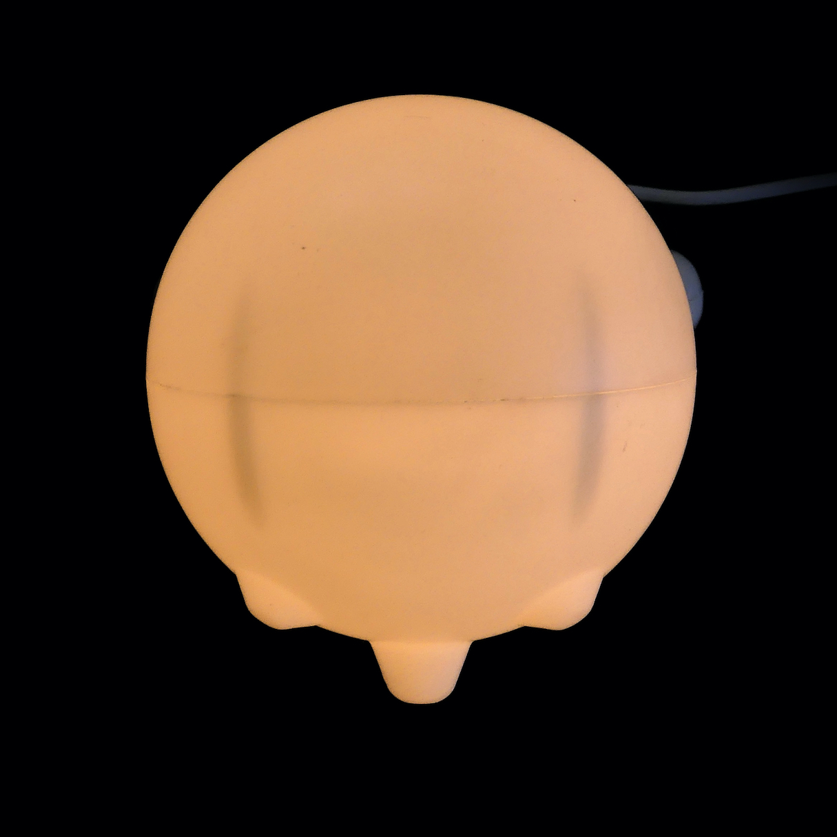 Lampe Mr. P blanche design présentée sur socle rond - OVIRY