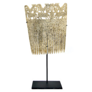 Peigne plat du Timor en os de baleine sculpté sur socle (face)