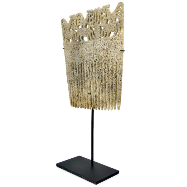 Peigne plat du Timor en os de baleine sculpté sur socle (3/4)