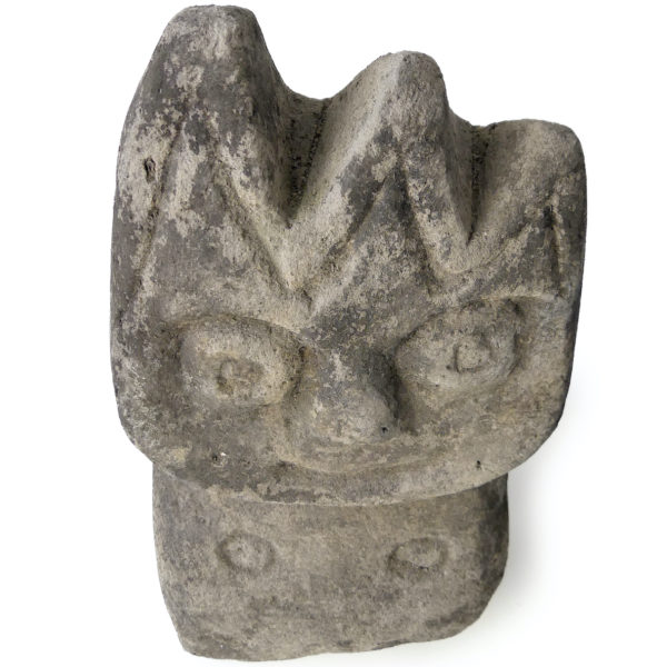 Statuette anthropomorphe Sumba Katoda en pierre volcanique (dessus 3/4)