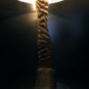Grande lampe zèbre sur socle et abat-jour en métal (allumée détail)