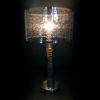Grande lampe zèbre sur socle et abat-jour en métal (allumée face)