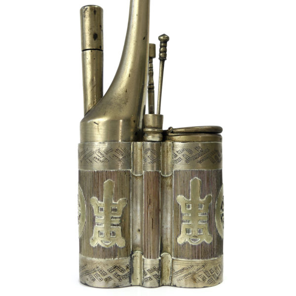 Grande pipe à eau chinoise ancienne en métal ciselé 1900 (détail)