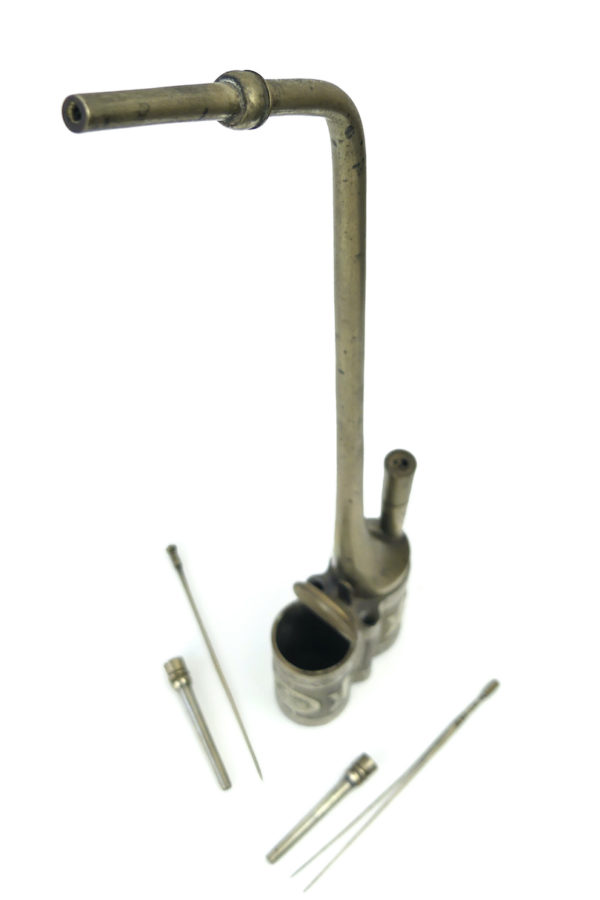 Grande pipe à eau chinoise ancienne en métal ciselé 1900 (dessus)