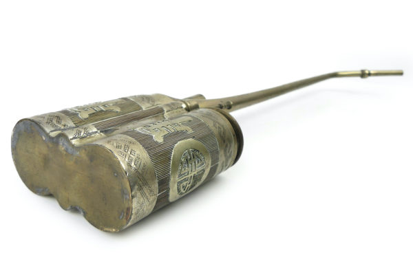 Grande pipe à eau chinoise ancienne en métal ciselé 1900 (dessous)