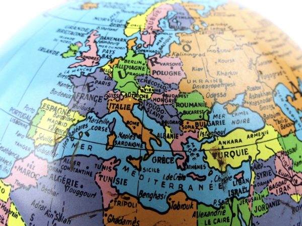 Petit globe Taride trépied de bureau des années 60 Paris (détail)