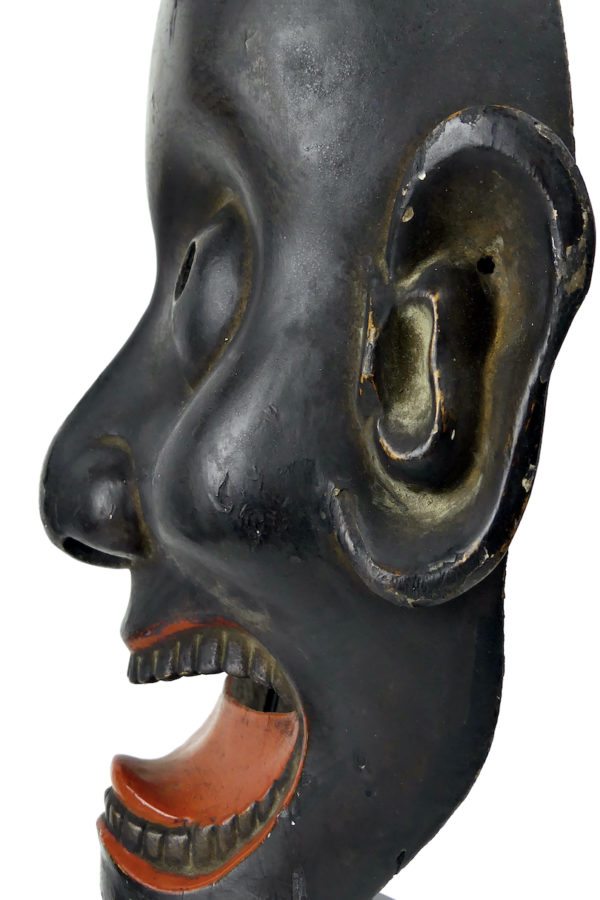 Masque Ôtobide rare XIXe en bois patiné sur socle Théâtre Kyōgen (détail)