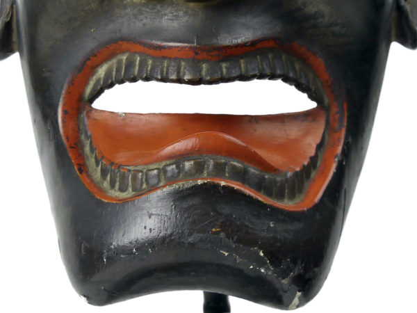 Masque Ôtobide rare XIXe en bois patiné sur socle Théâtre Kyōgen (détail)