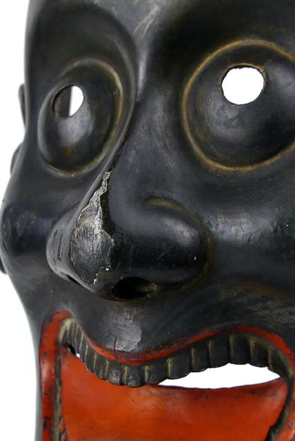 Masque Ôtobide rare XIXe en bois patiné sur socle Théâtre Kyōgen (détail)