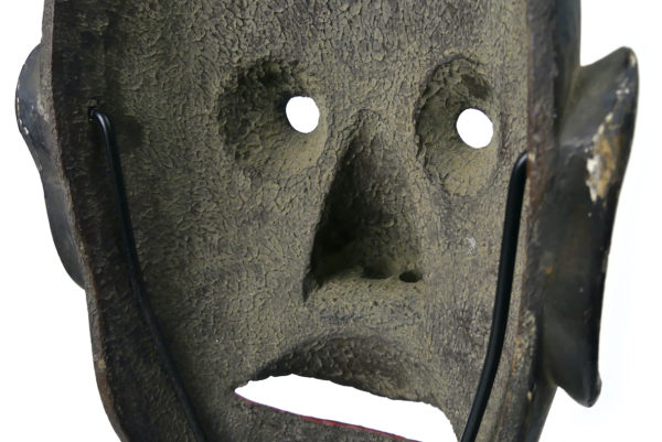 Masque Ôtobide rare XIXe en bois patiné sur socle Théâtre Kyōgen (détail)